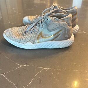 Used white Nike tennis shoes